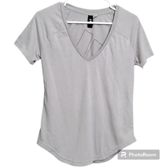 Adidas top women’s size medium grey shirt Adidas logo thin fabric game d… - Picture 2 of 13